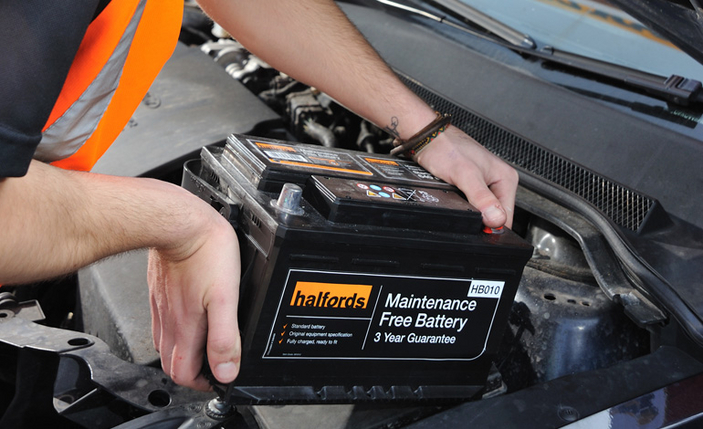 Fitting_Car_Battery_BG_770x470