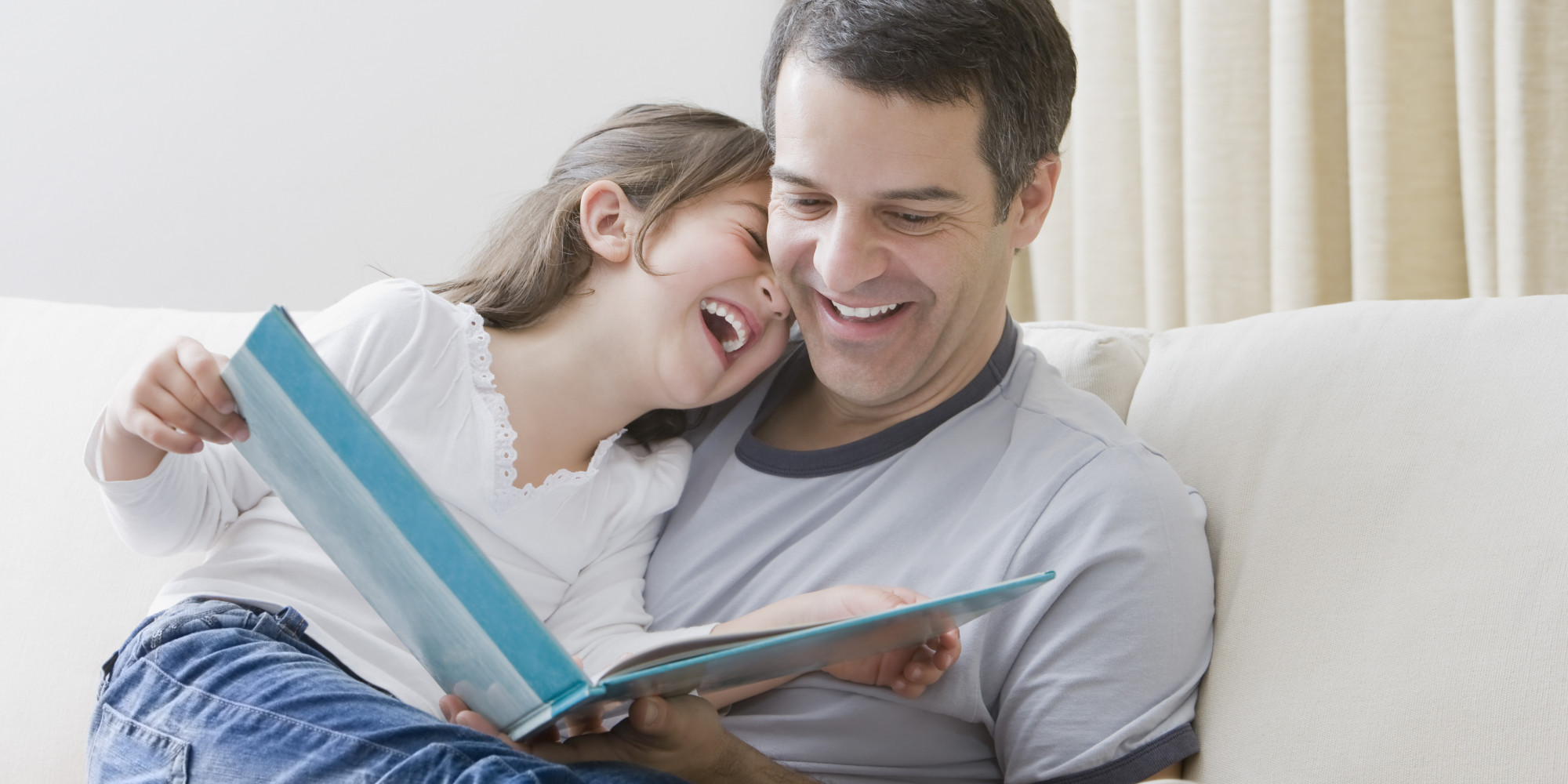 o-kids-and-parents-reading-facebook